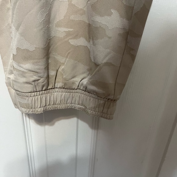 NWT Athlete Brooklyn Camo jogger beige SZ 26 - Picture 6 of 8